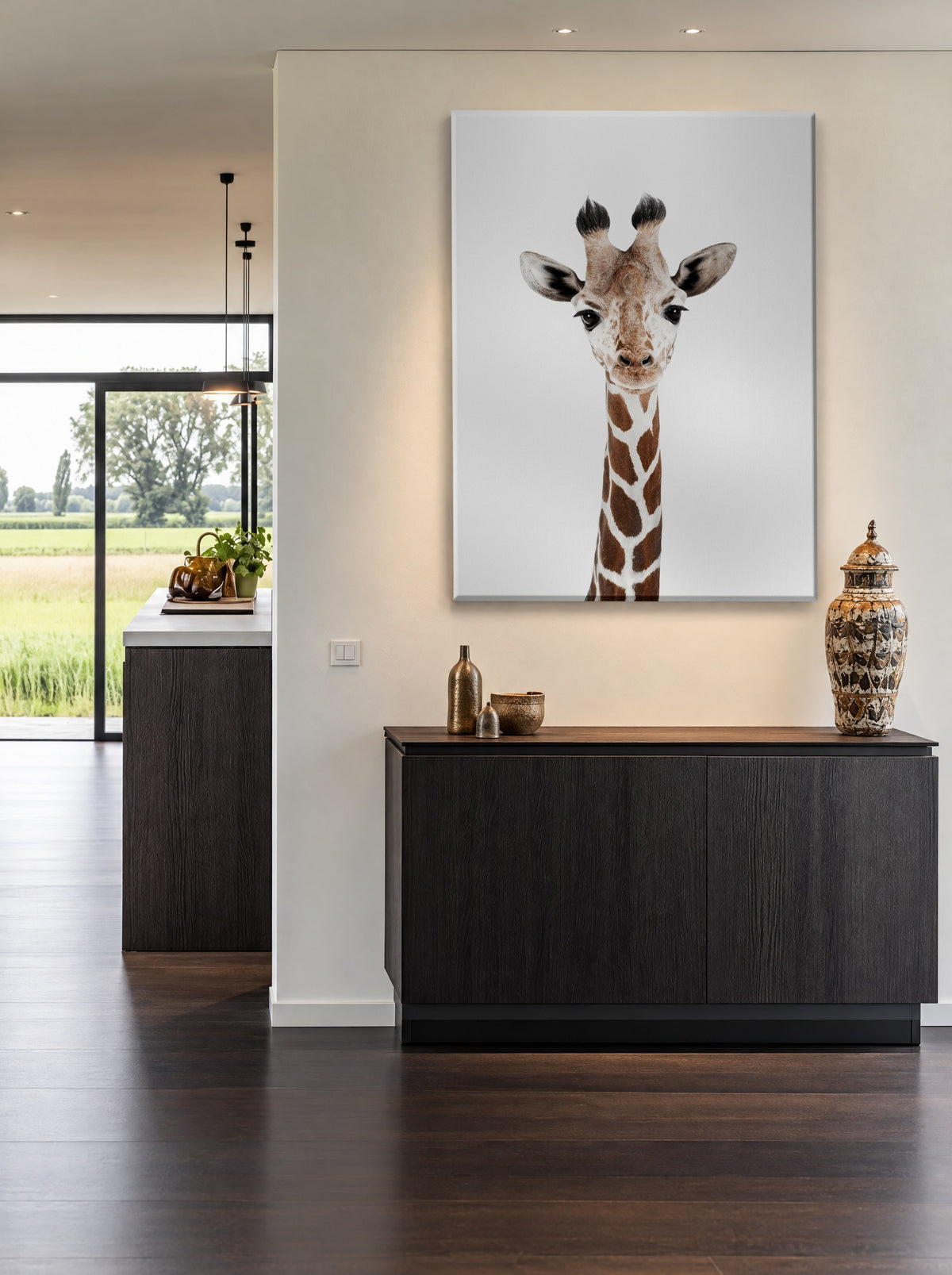 Langnek met Klasse als canvas zonder lijst aan de muur