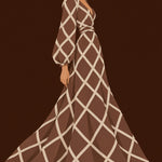 Modeillustration einer Frau im Profil in langem mokkabraunem Kleid mit cremefarbenem Rautenmuster