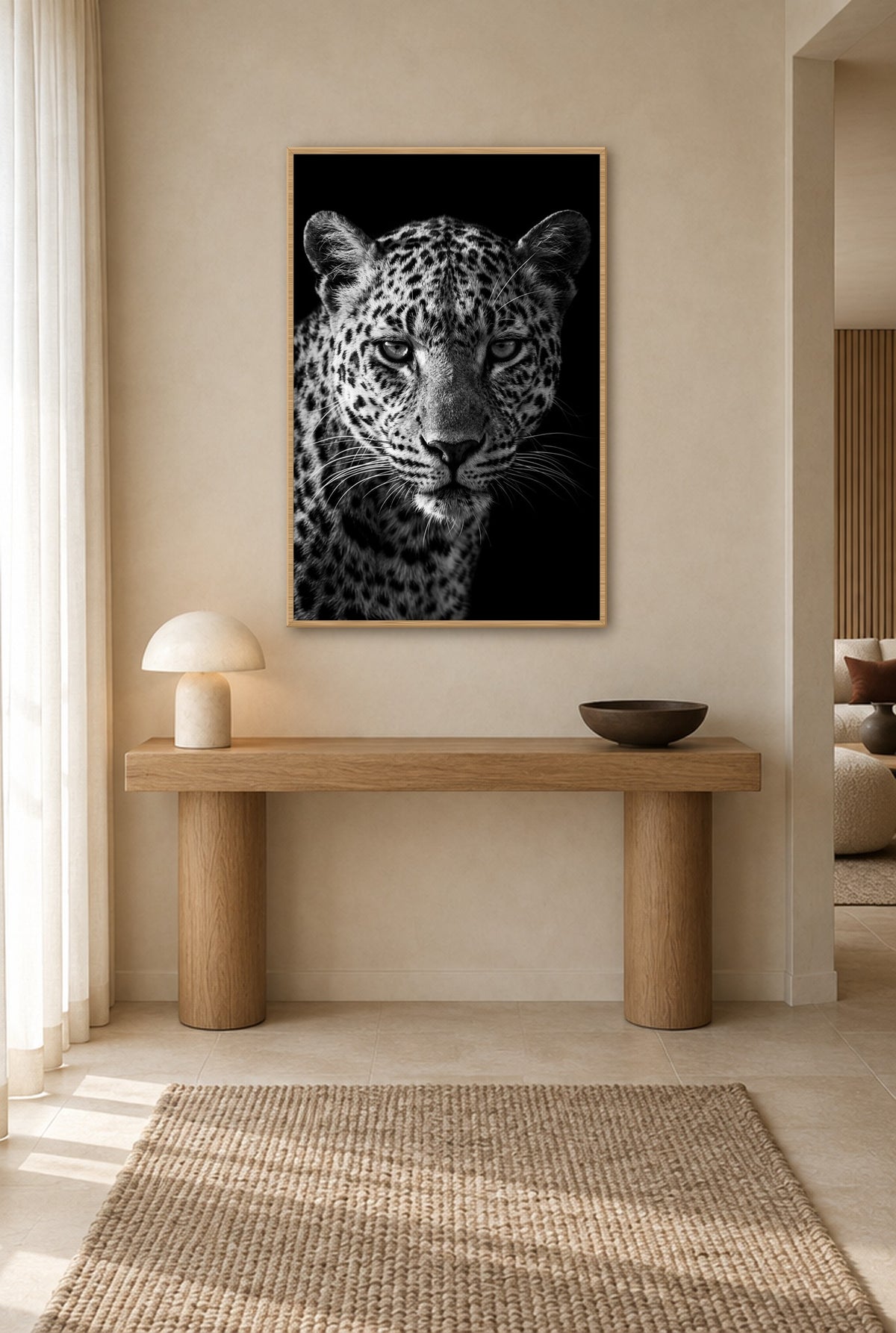 Leopard Wandbild mit Naturholzrahmen an der Wand im Flur
