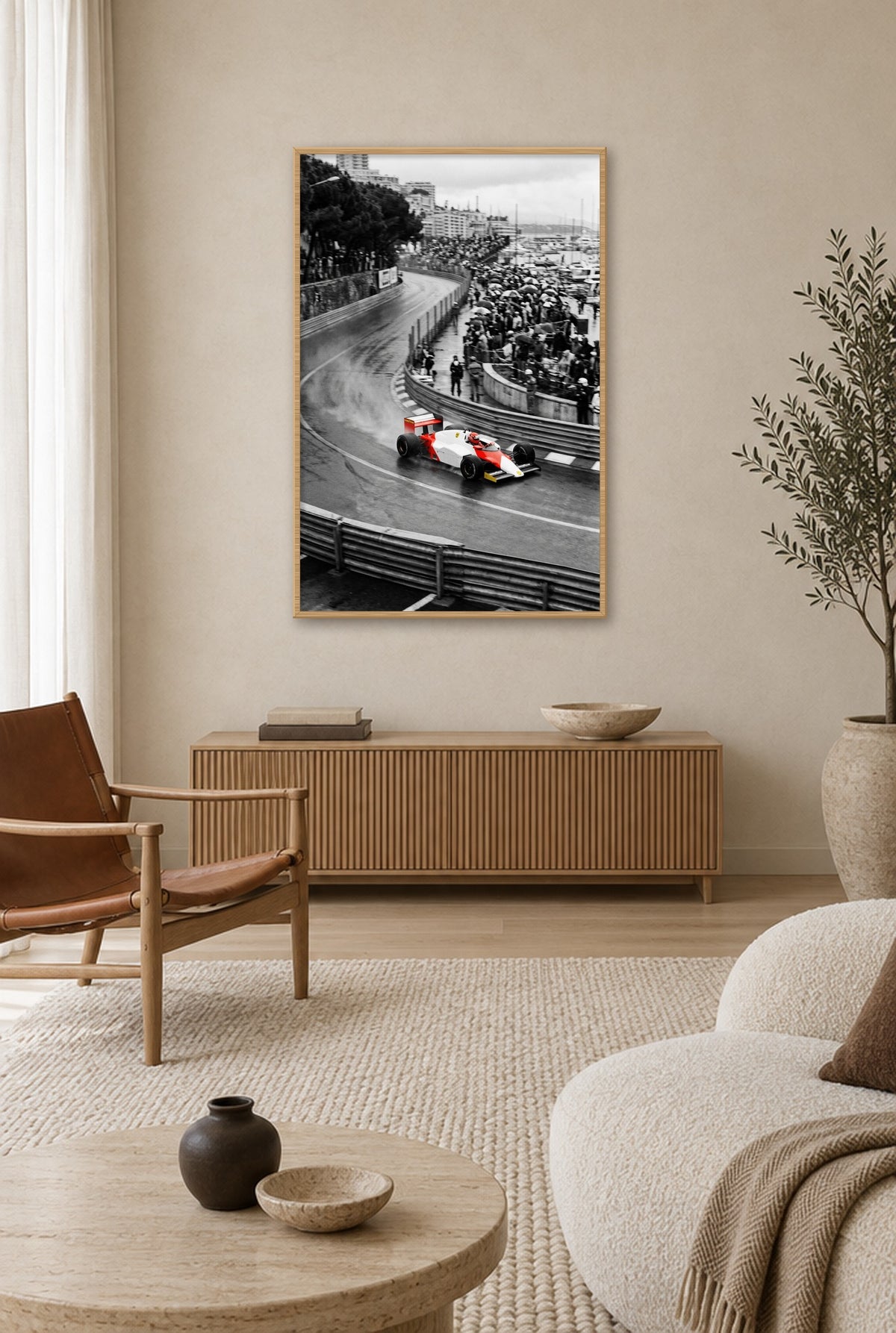 Monaco in de Regen Wandbild mit Naturholzrahmen an der Wand im Wohnzimmer