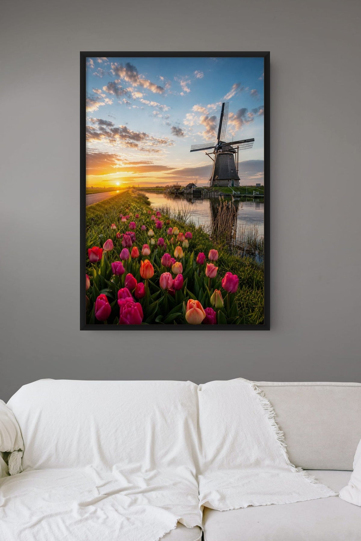 Schilderij met zwarte lijst aan de muur
