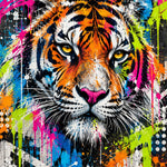 Neon Tijger Streetart: een tijger met gouden ogen kijkt je recht aan