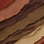 Diagonale Schichten aus gerissenem handgeschöpftem Papier und Gaze in Ziegelrot, Aubergine, Olivbraun und Sand