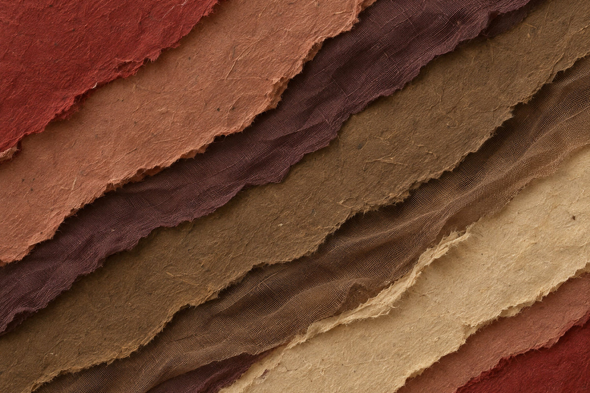 Diagonale Schichten aus gerissenem handgeschöpftem Papier und Gaze in Ziegelrot, Aubergine, Olivbraun und Sand