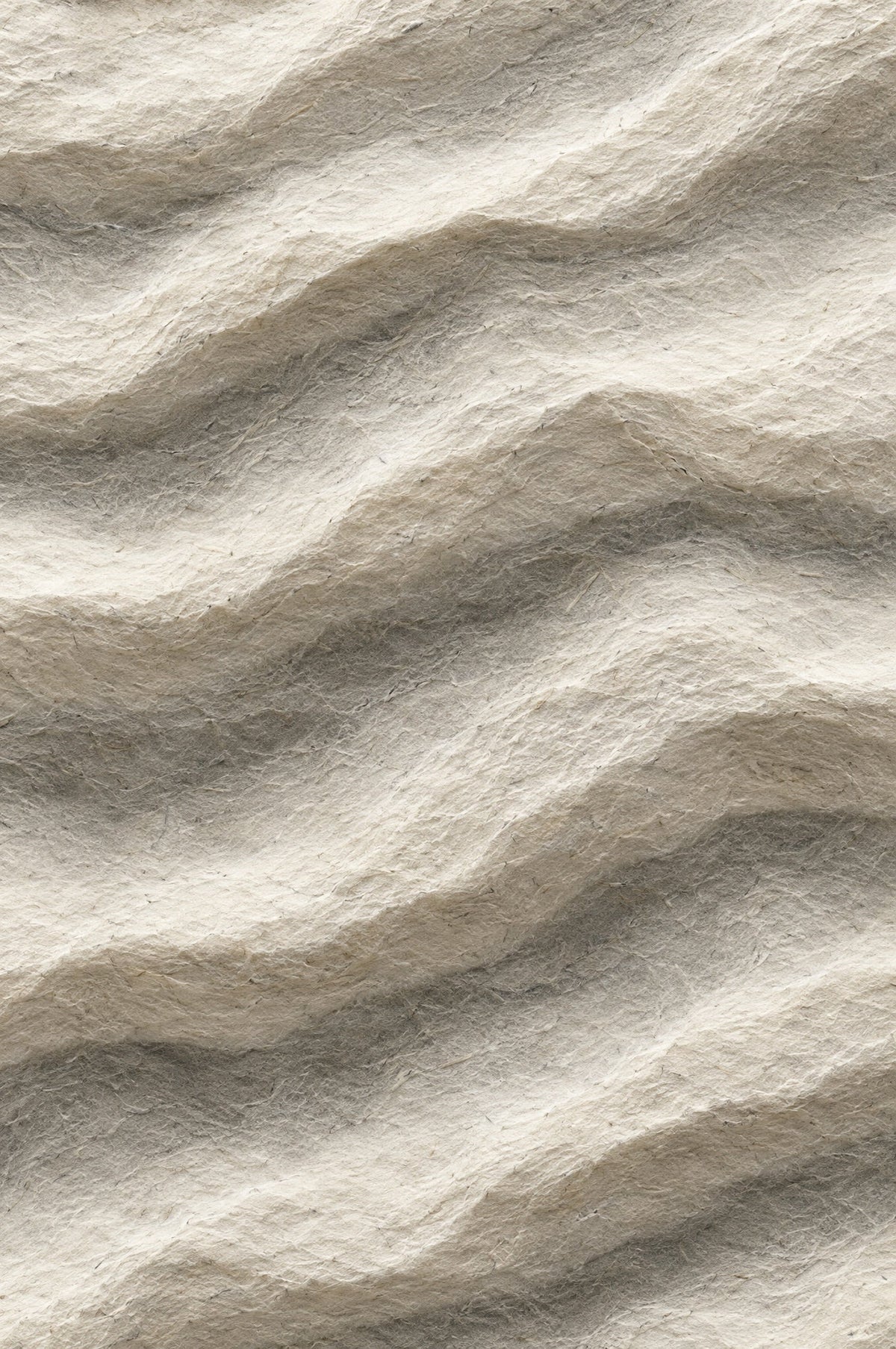 Welliges Relief aus elfenbeinweißem handgeschöpftem Papier mit feinen Fasern und sanften grauen Schatten