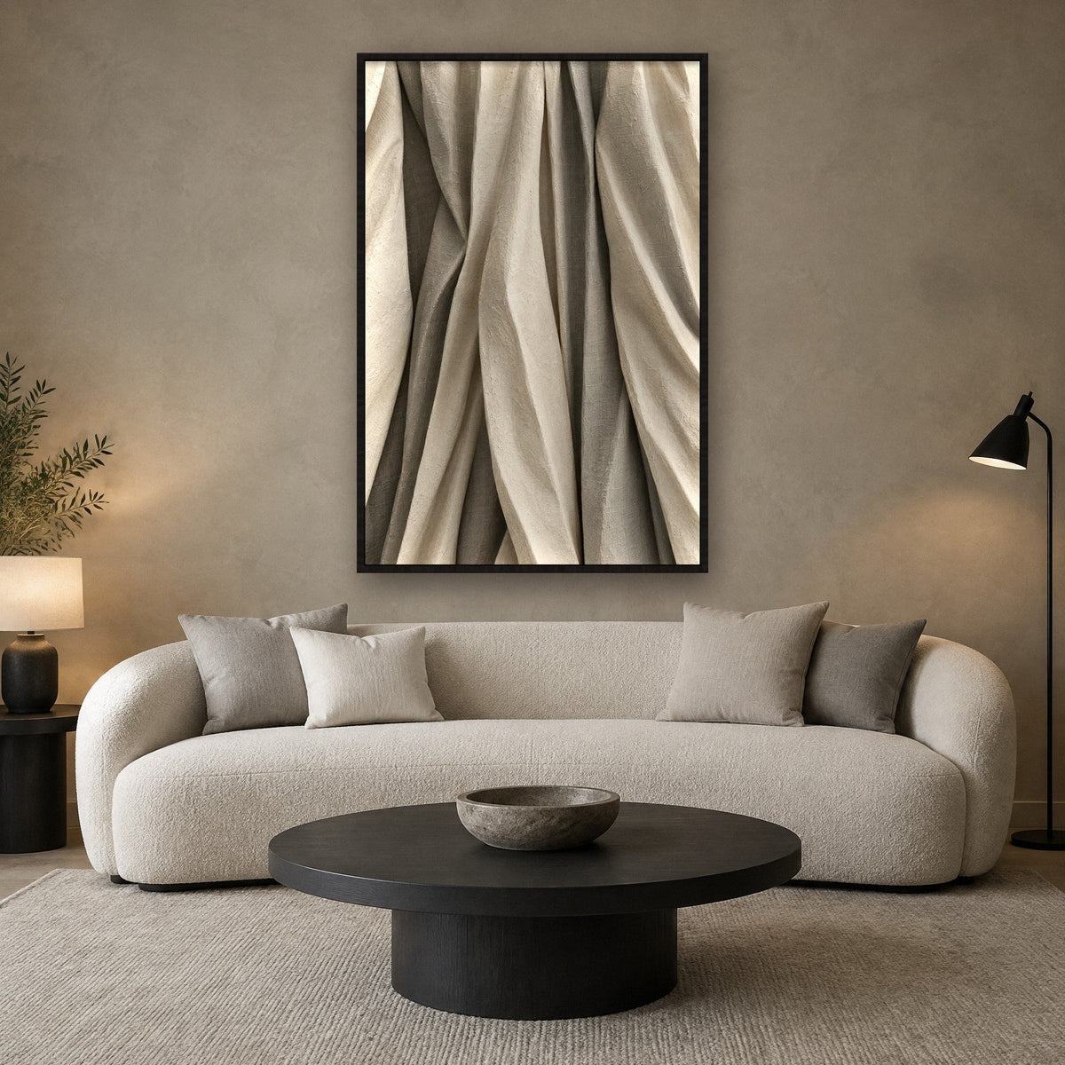 Gefaltetes Leinen in Creme Wandbild mit schwarzem Rahmen an der Wand im Wohnzimmer
