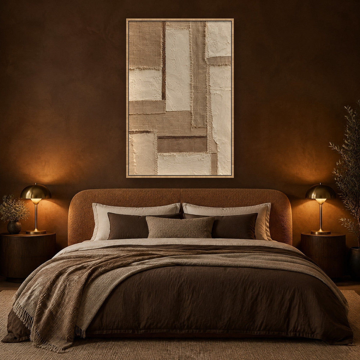 Rohes Leinen in Sandtönen Wandbild mit Naturholzrahmen an der Wand im Schlafzimmer