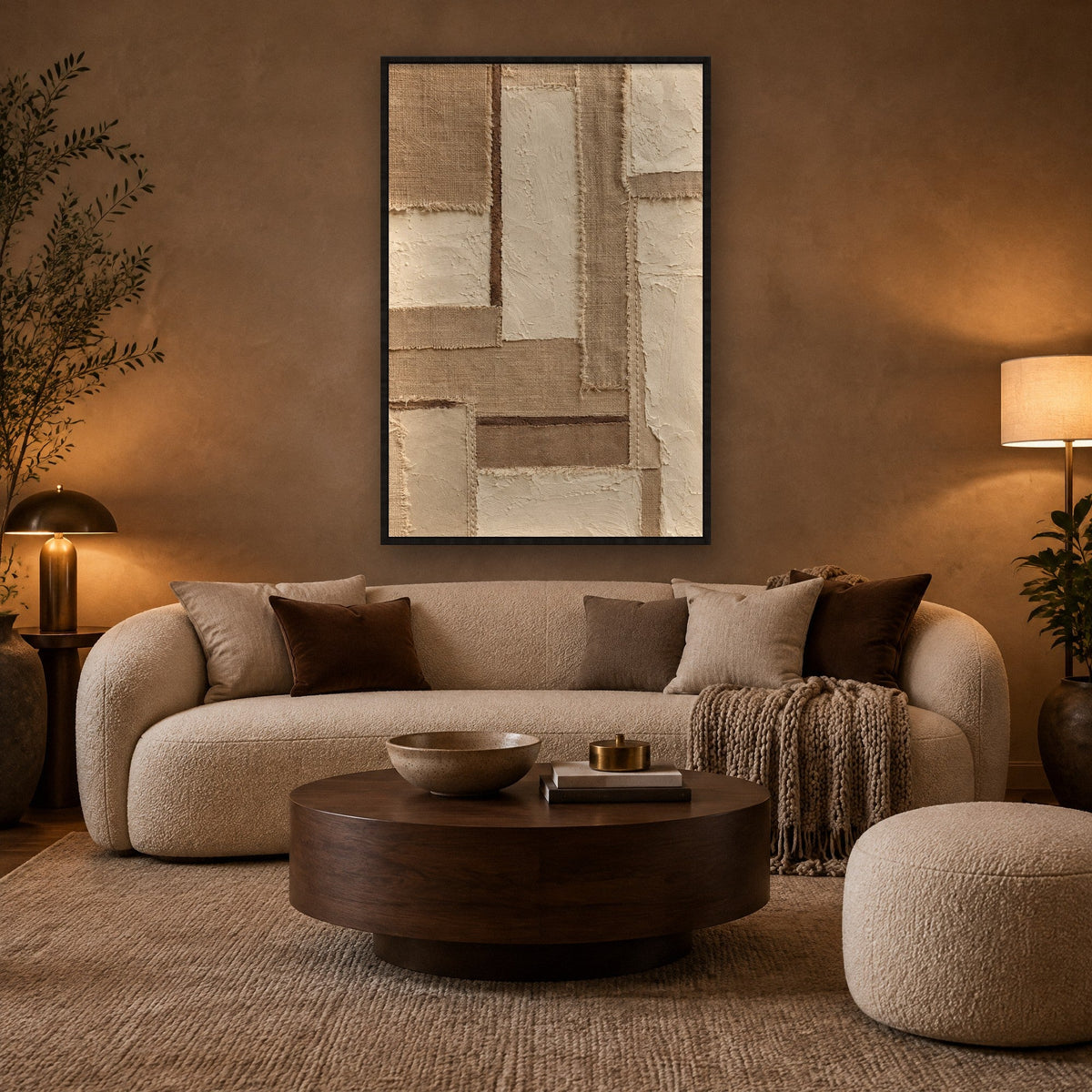 Rohes Leinen in Sandtönen Wandbild mit schwarzem Rahmen an der Wand im Wohnzimmer