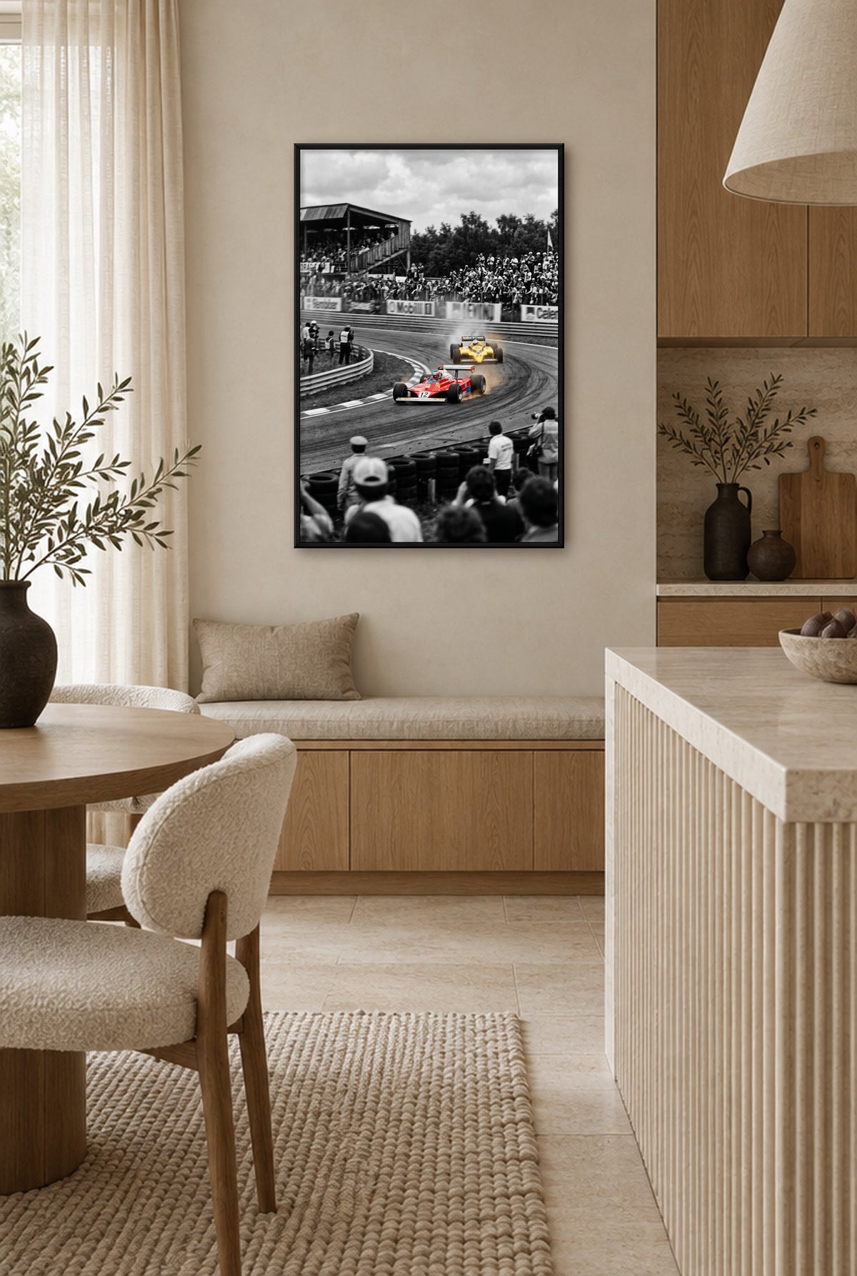 Rood en Geel Wandbild mit schwarzem Rahmen an der Wand in der Küche