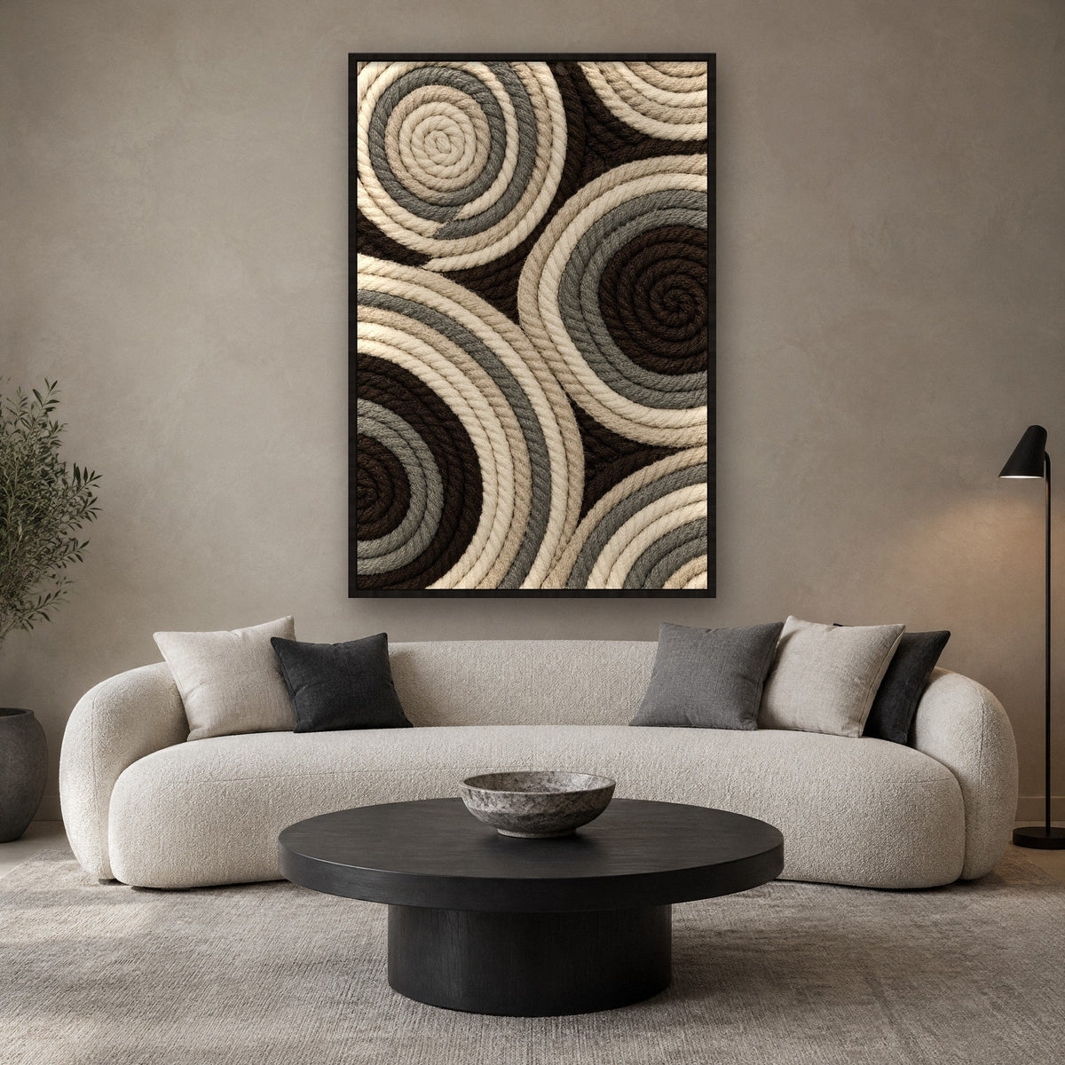 Touwspiralen in Naturel en Steengrijs Schilderij met zwarte lijst aan de muur in de woonkamer