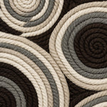 Spiralen van opgerold touw in naturel, zandbeige, steengrijs en donkerbruin die in elkaar grijpen