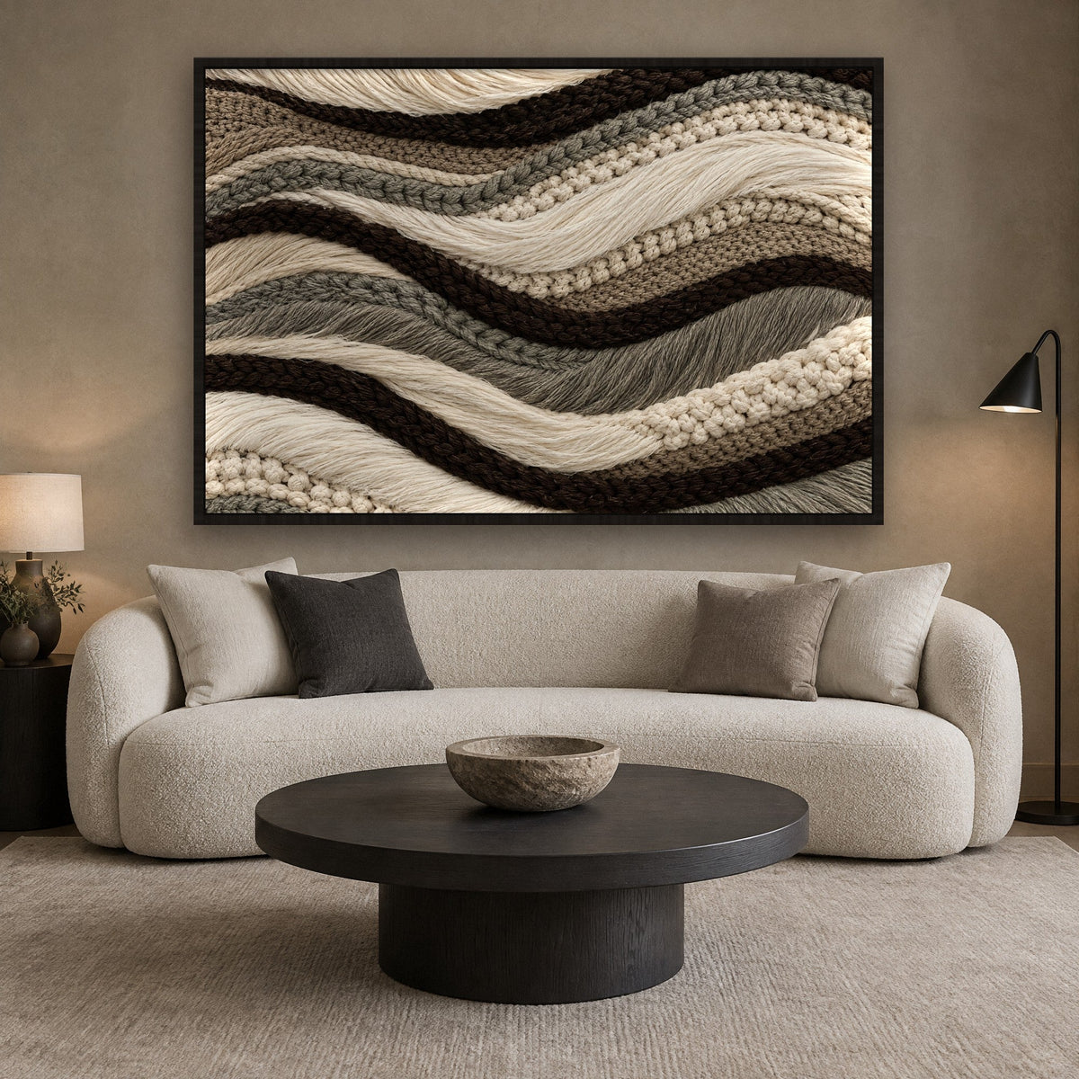 Kordelwellen in Naturel und Taupe Wandbild mit schwarzem Rahmen an der Wand im Wohnzimmer