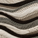 Wellige Bahnen aus geflochtener Kordel, Häkelarbeit und Fransen in Naturel, Taupe, Grau und Dunkelbraun