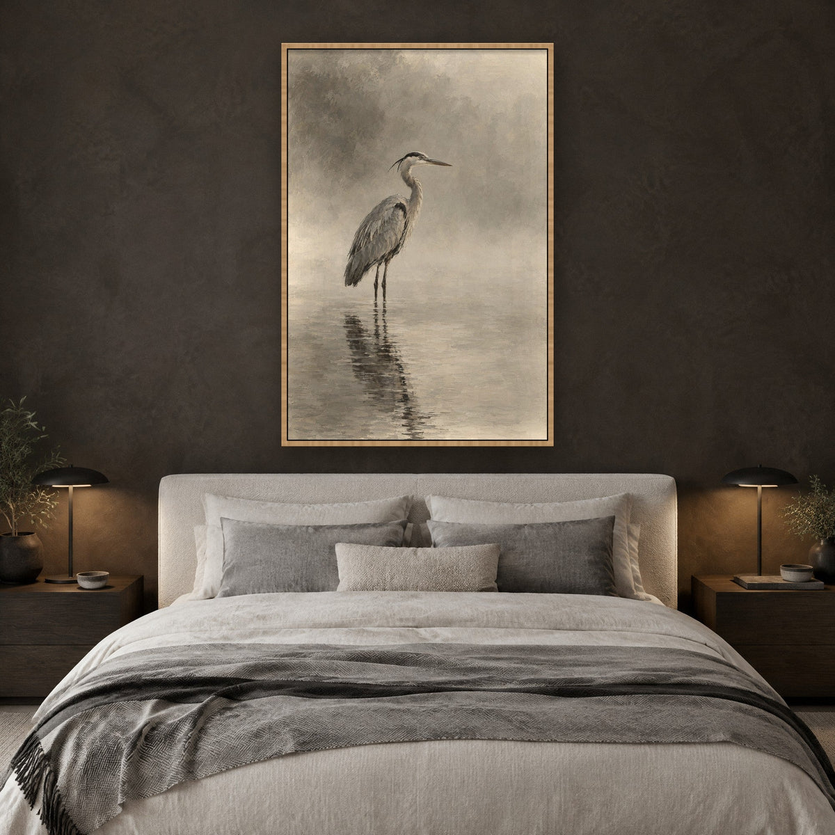 Stiller Reiher im Nebel Wandbild mit Naturholzrahmen an der Wand im Schlafzimmer