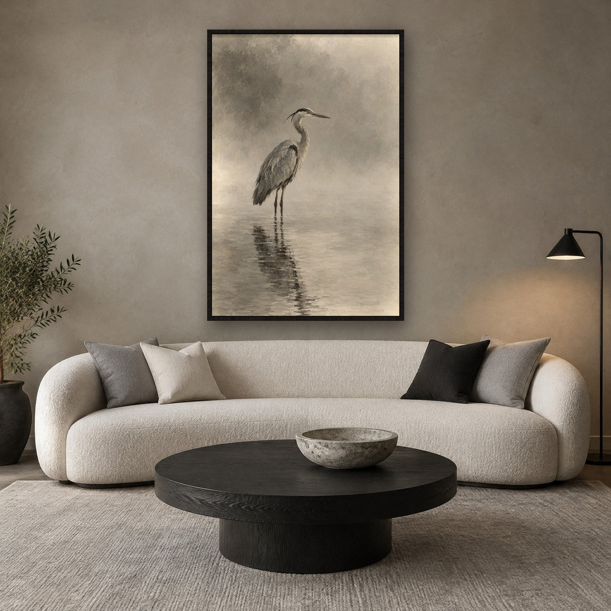 Stiller Reiher im Nebel Wandbild mit schwarzem Rahmen an der Wand im Wohnzimmer