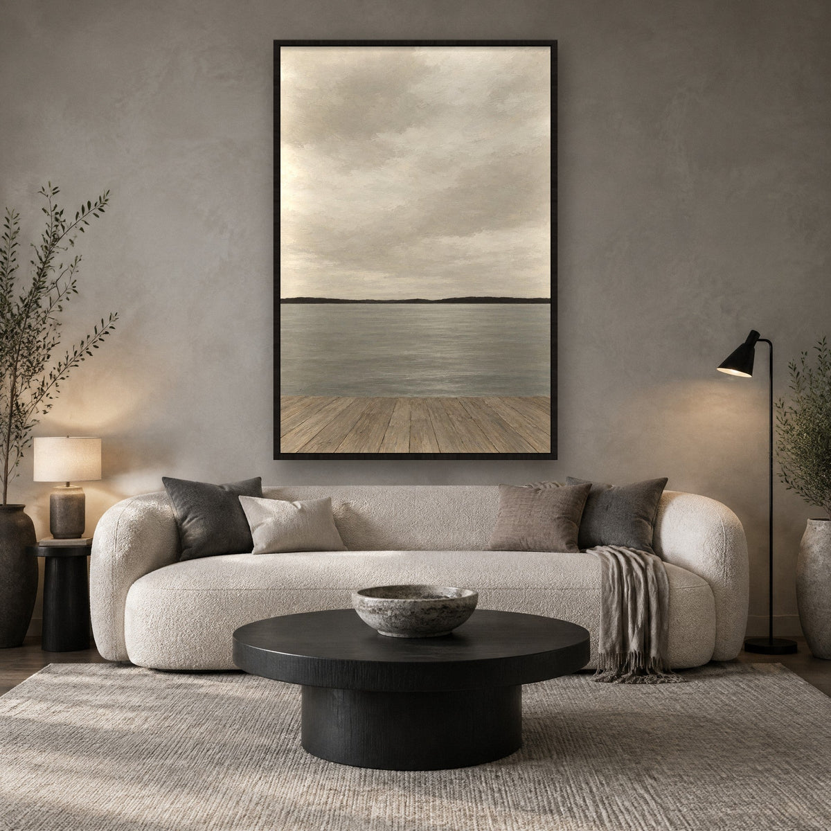 Steiger over Grijs Water Schilderij met zwarte lijst aan de muur in de woonkamer