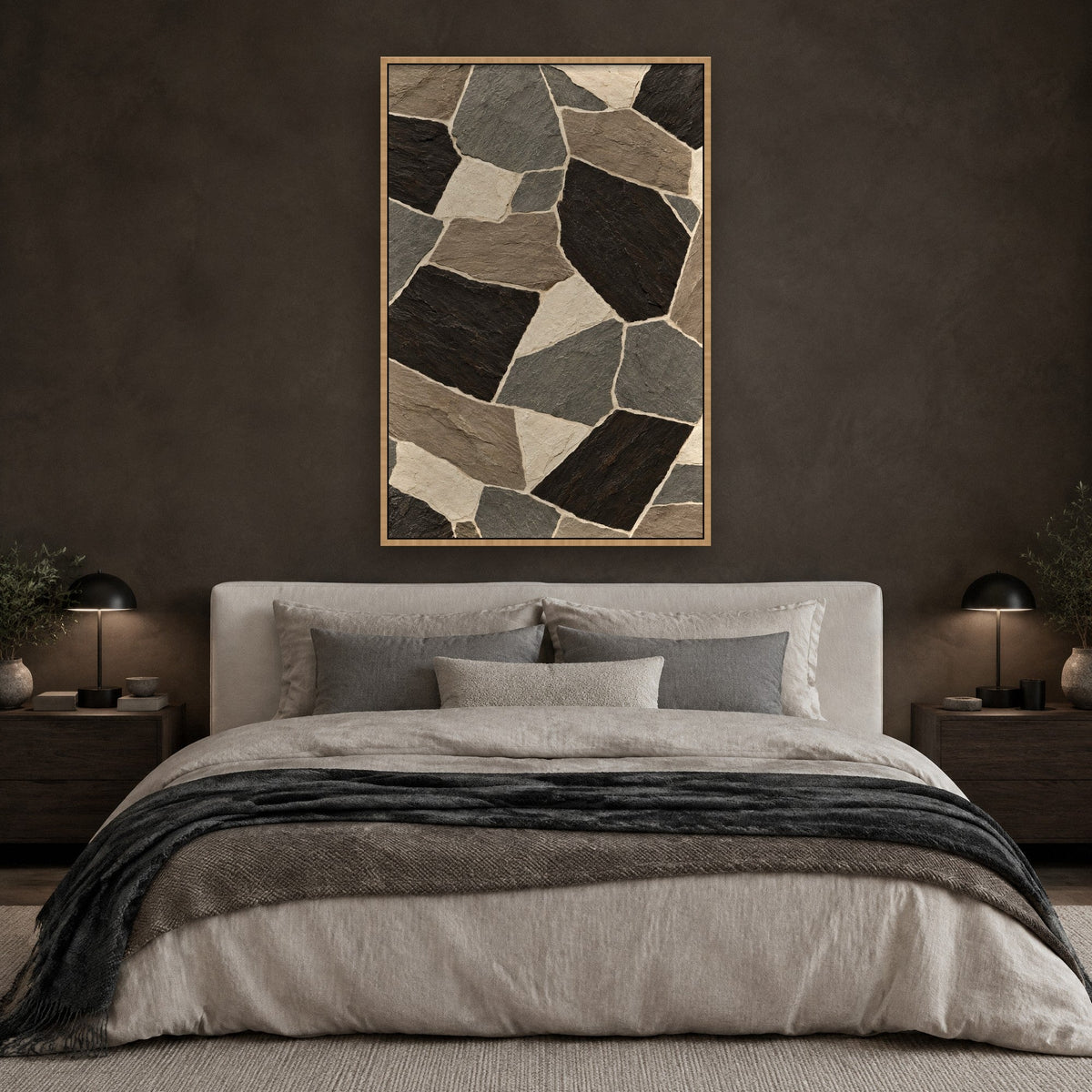 Natursteinmosaik in Taupe Wandbild mit Naturholzrahmen an der Wand im Schlafzimmer