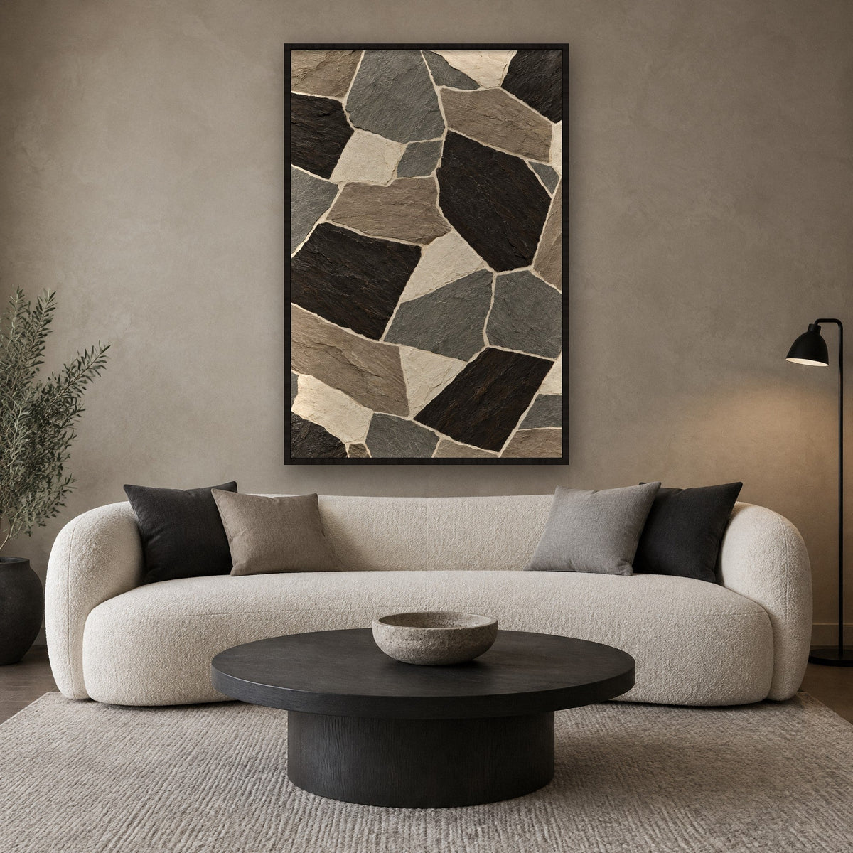 Natursteinmosaik in Taupe Wandbild mit schwarzem Rahmen an der Wand im Wohnzimmer