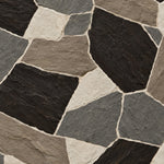 Mosaik aus unregelmäßigen Natursteinplatten in Dunkelbraun, Grau, Taupe und Bone mit hellen Fugen