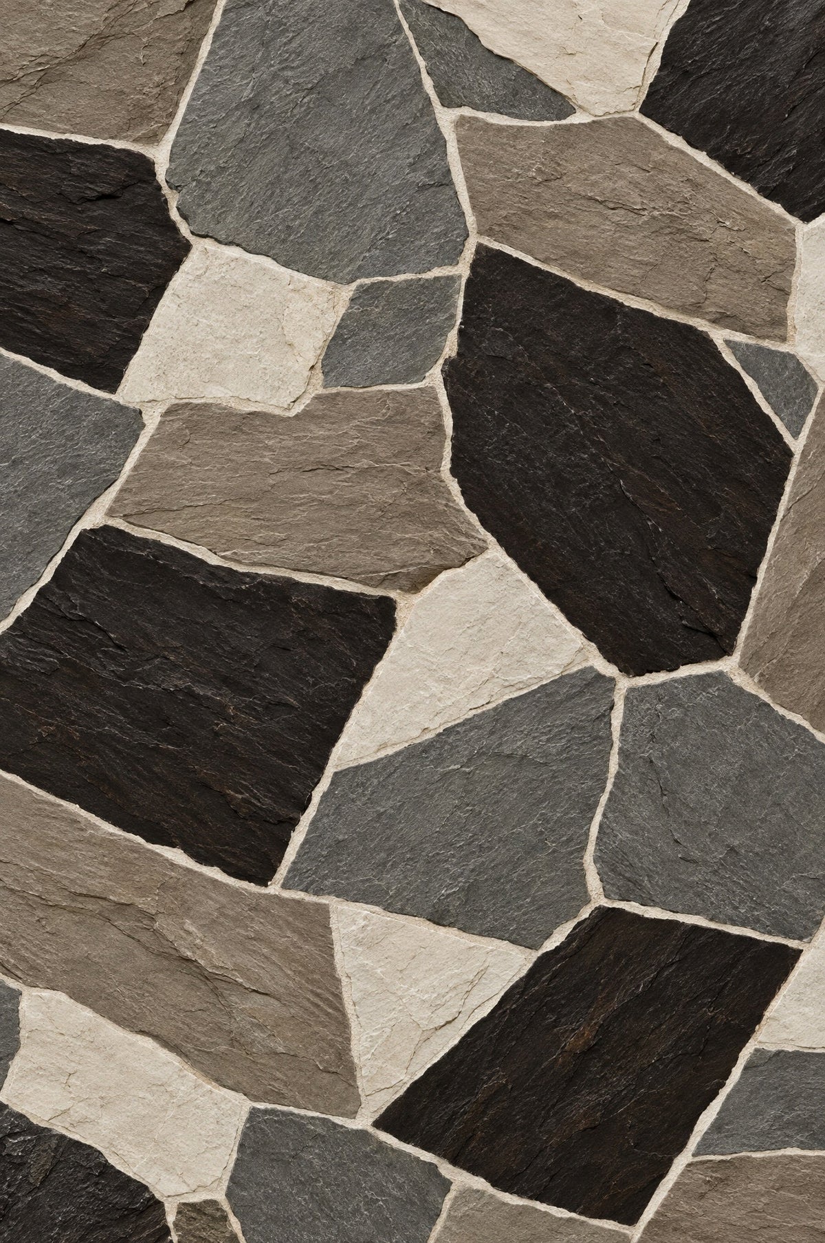 Mosaik aus unregelmäßigen Natursteinplatten in Dunkelbraun, Grau, Taupe und Bone mit hellen Fugen