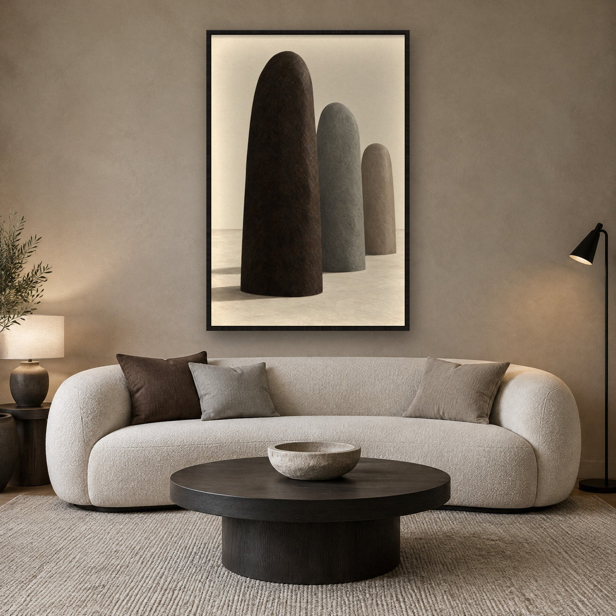 Drie Staande Stenen Schilderij met zwarte lijst aan de muur in de woonkamer