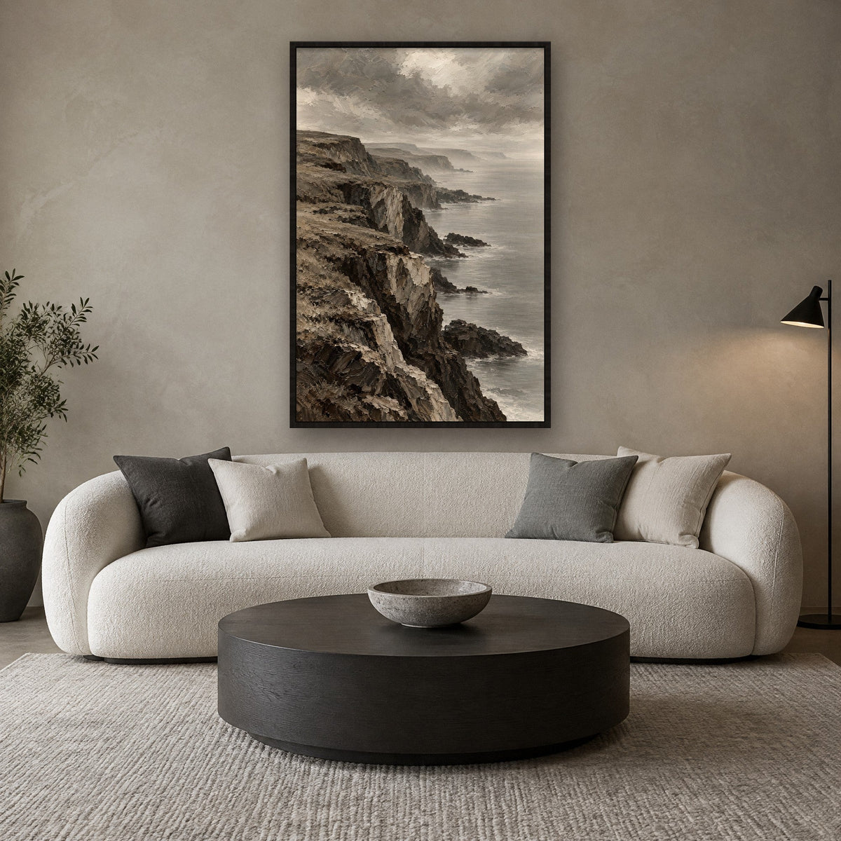 Rotskust onder Bewolkte Lucht Schilderij met zwarte lijst aan de muur in de woonkamer