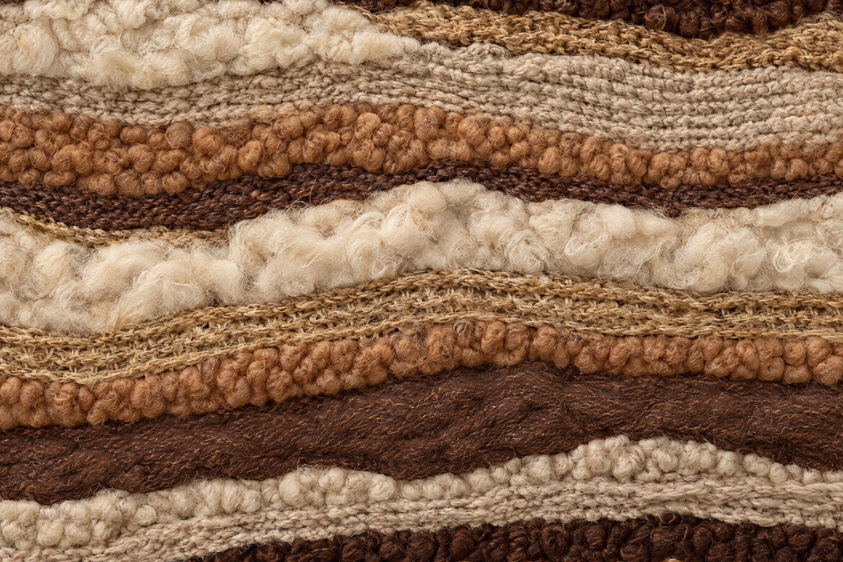 Wandgewebe mit welligen Bahnen Wolle und Bouclé in Schokoladenbraun, Camel, Sand und Ecru