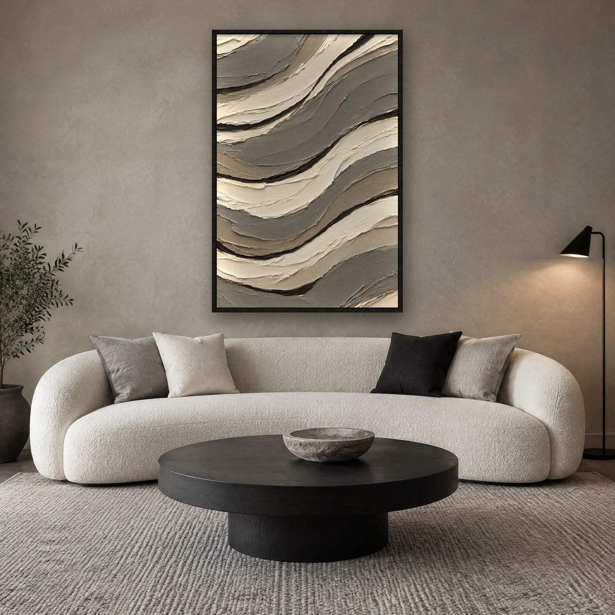 Gezeitenlinien in Grau und Taupe Wandbild mit schwarzem Rahmen an der Wand im Wohnzimmer
