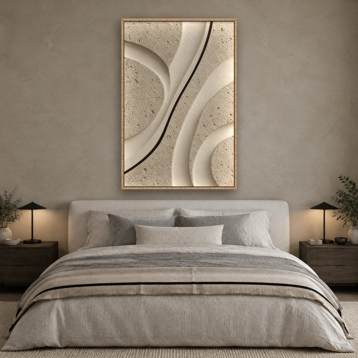 Travertinrelief mit runden Formen Wandbild mit Naturholzrahmen an der Wand im Schlafzimmer