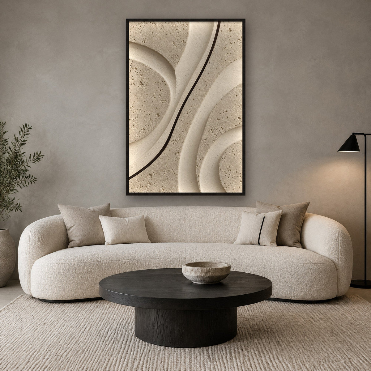 Travertinrelief mit runden Formen Wandbild mit schwarzem Rahmen an der Wand im Wohnzimmer