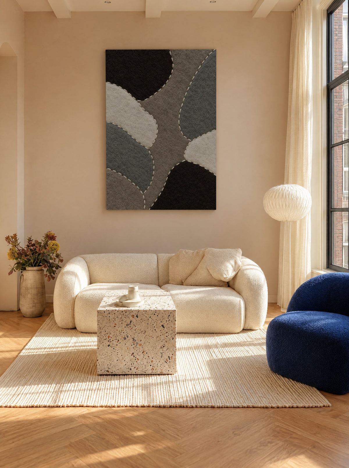Vilten Kiezels met Rijgsteek als canvas zonder lijst aan de muur