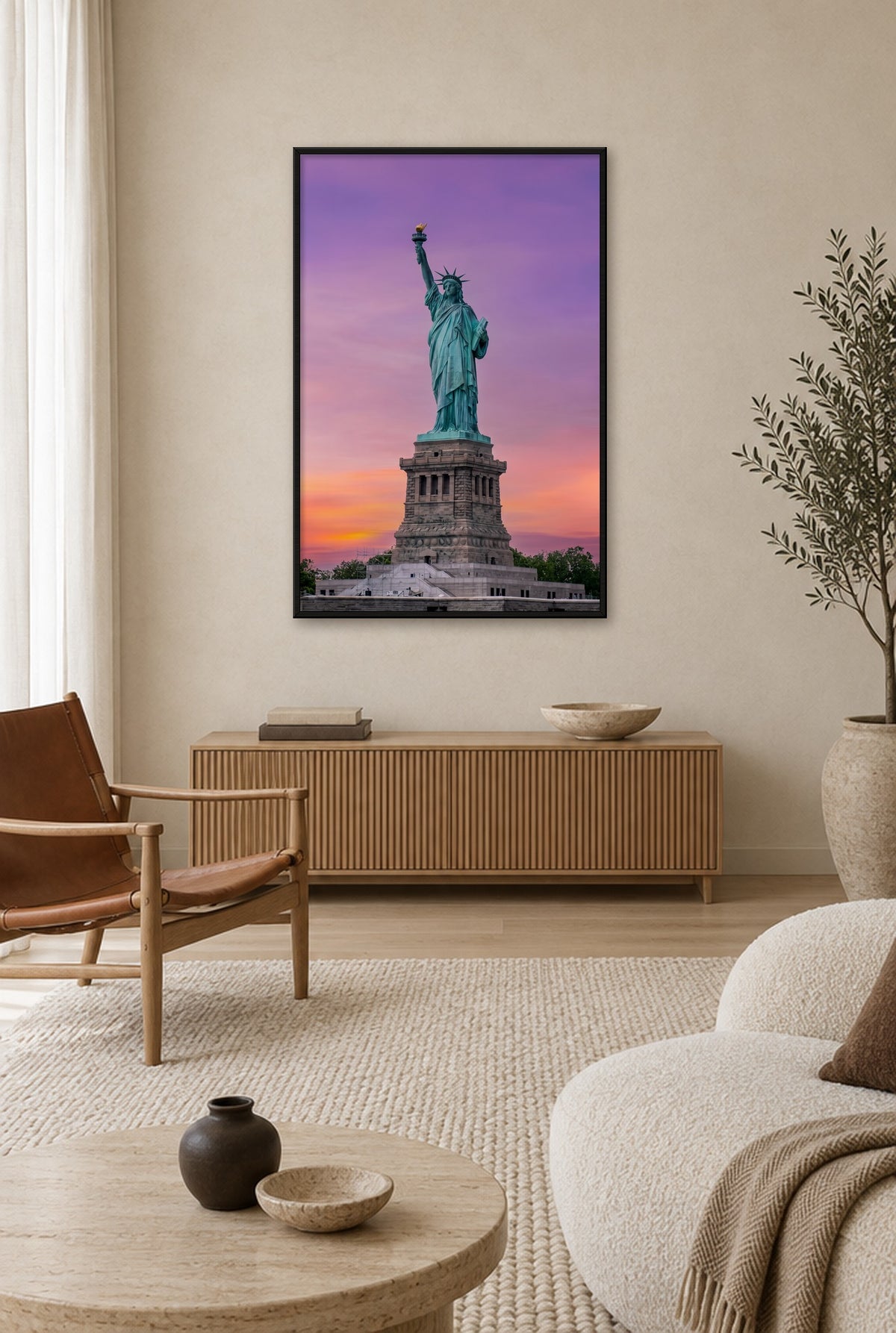 Vrijheidsbeeld bij Paarse Schemering Schilderij met zwarte lijst aan de muur in de woonkamer