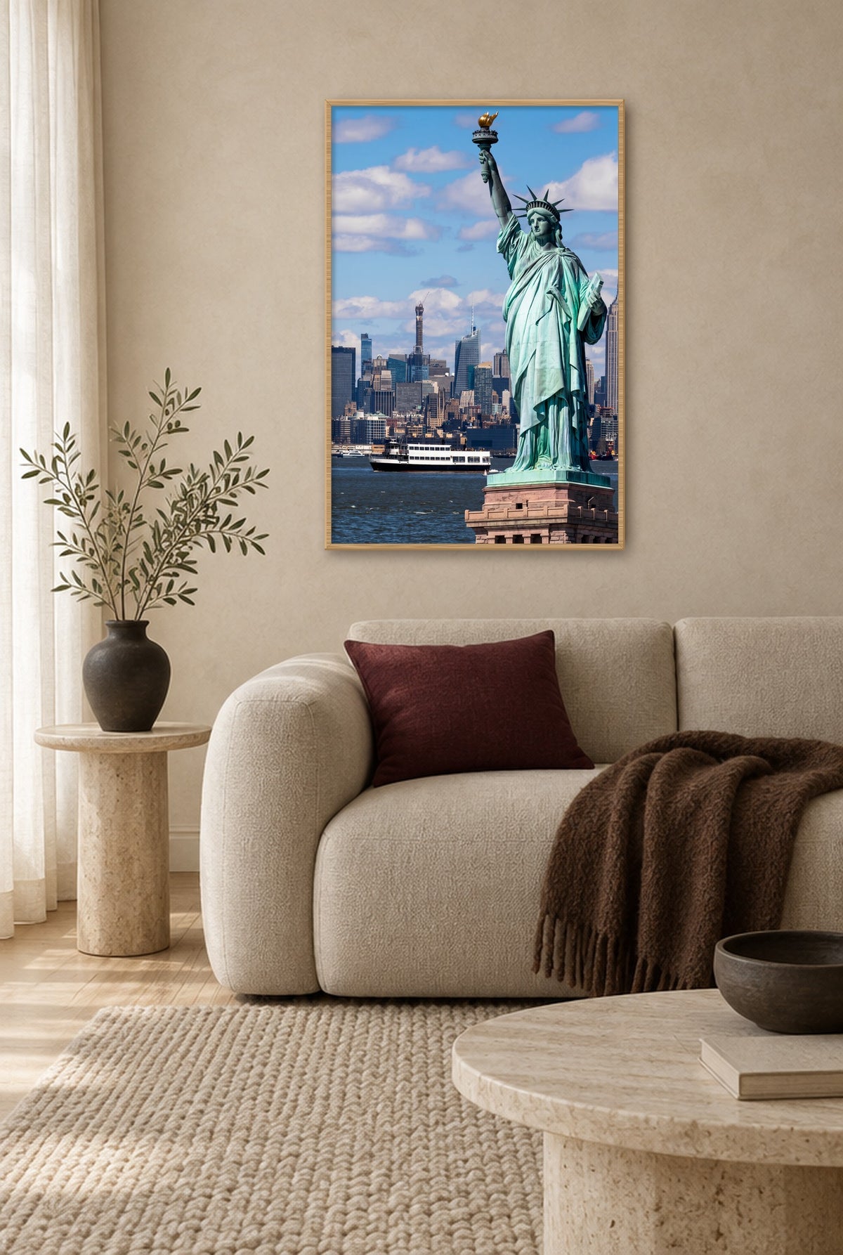 Vrijheidsbeeld met Skyline Wandbild mit Naturholzrahmen an der Wand im Wohnzimmer