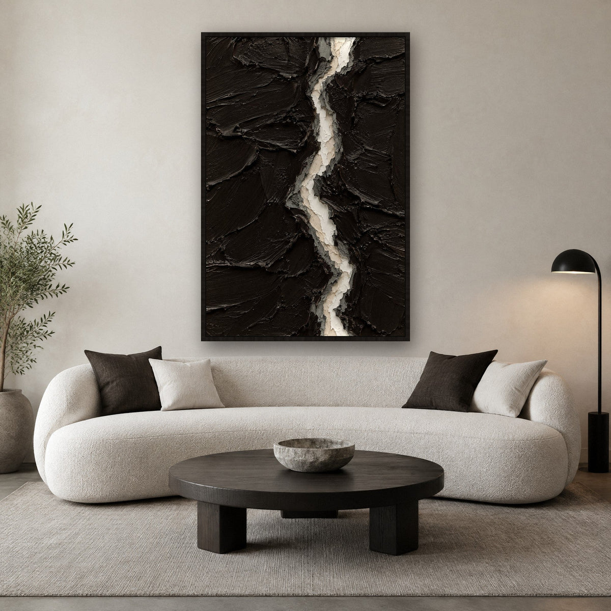 Notenhout Breuk in Zwartbruin Schilderij met zwarte lijst aan de muur in de woonkamer