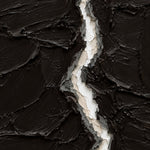 Abstract reliëfwerk in dik zwartbruin met een verticale breuk in wit, crème en grijs