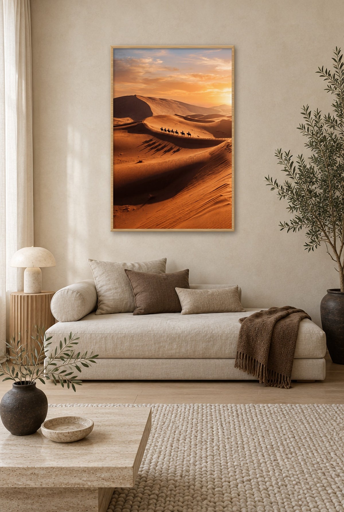 Woestijnruiters Wandbild mit Naturholzrahmen an der Wand im Wohnzimmer