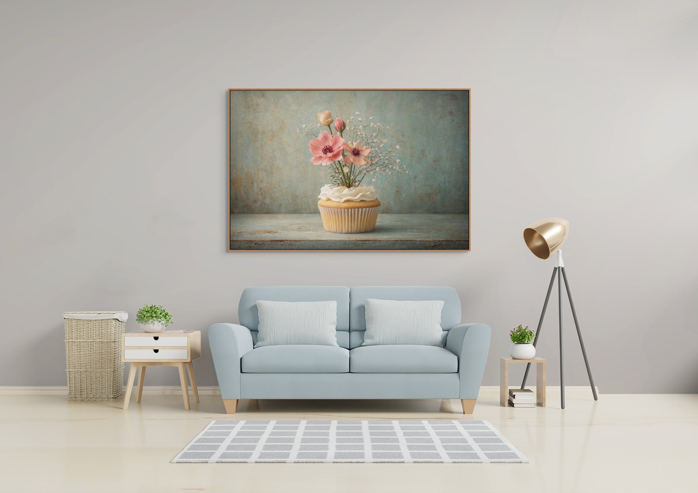 Woonkamer met blauwe bank en een stilleven van roze bloemen in een vaas