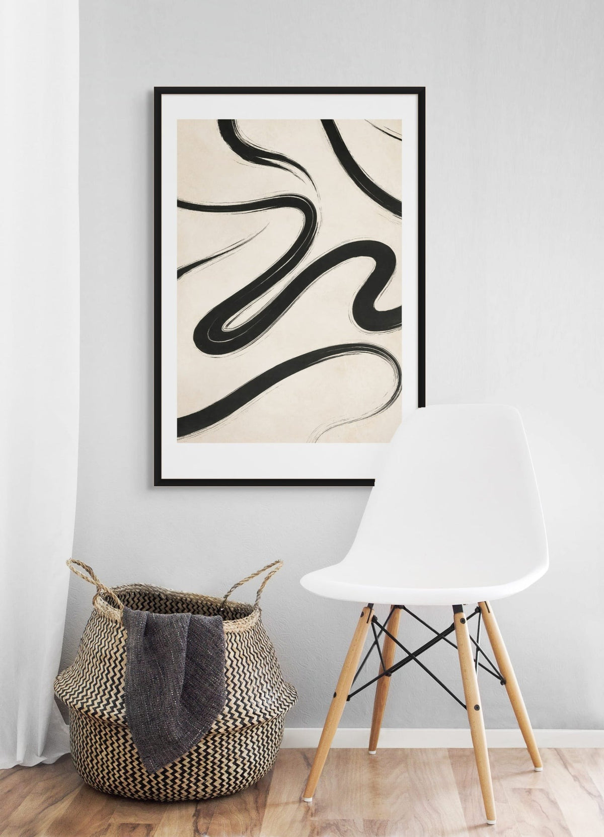 Schilderij met zwarte lijst aan de muur